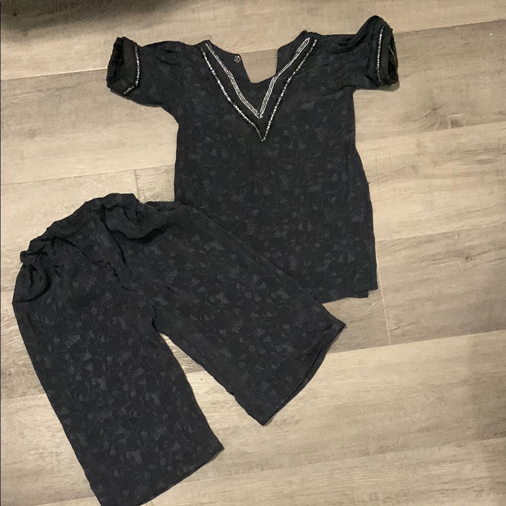 Kids matching hand sewn top and pants set 12-18 months

Free with any bundle